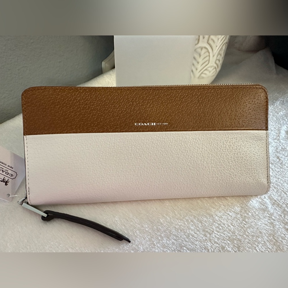 Coach Two-Tone Brown and White Leather Tote with Matching Wallet - Picture 12 of 14